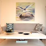 Lemon Front Apartment, アパート